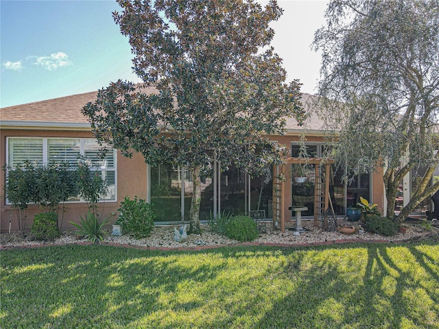 view of front of property featuring a front yard