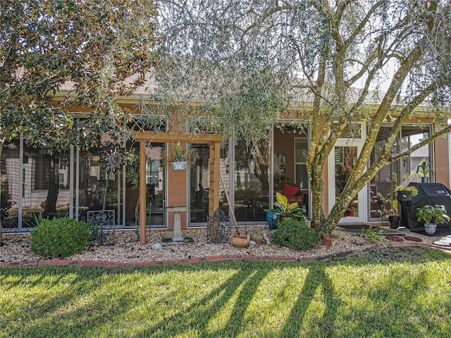 view of front of property featuring a front yard