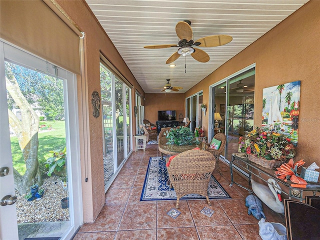 sunroom with ceiling fan