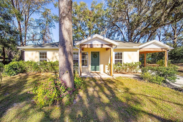 ranch-style home featuring a front lawn