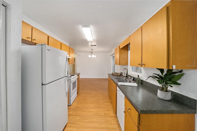 kitchen with sink, light hardwood / wood-style flooring, a chandelier, a textured ceiling, and white appliances