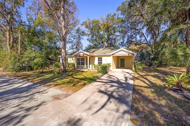 single story home featuring a front yard