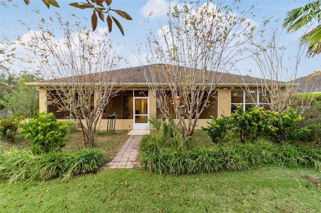 view of front of property with a front yard