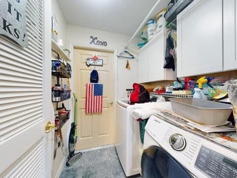 laundry area featuring cabinets and independent washer and dryer