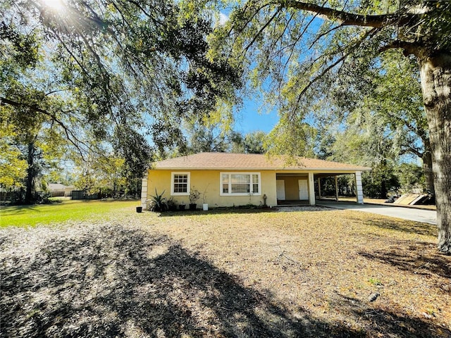 single story home featuring a front lawn and a carport