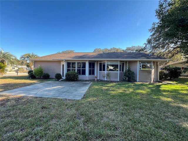 single story home with a front lawn