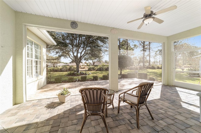 sunroom with ceiling fan