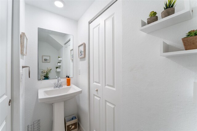 bathroom featuring a sink