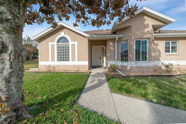 view of front of property featuring a front yard