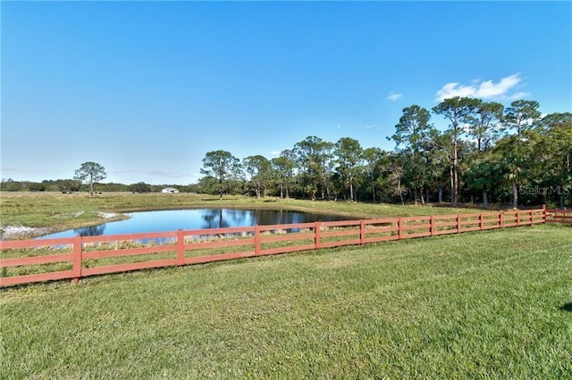 view of yard featuring a water view