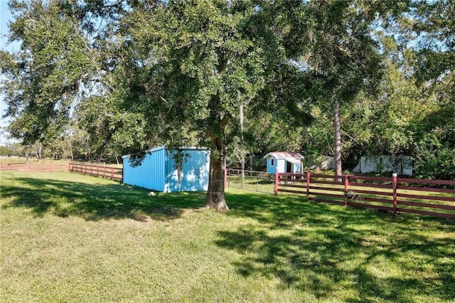 view of yard featuring a rural view and an outdoor structure