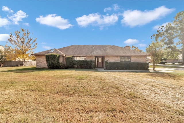 view of front of house featuring a front lawn