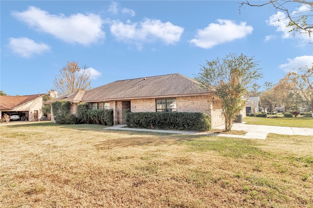 ranch-style home featuring a front lawn