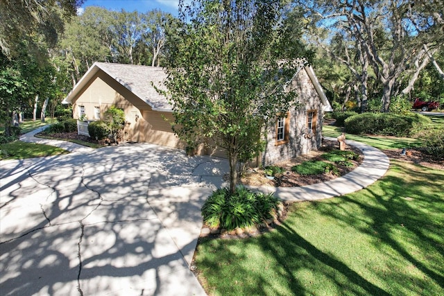 view of front facade featuring a front lawn