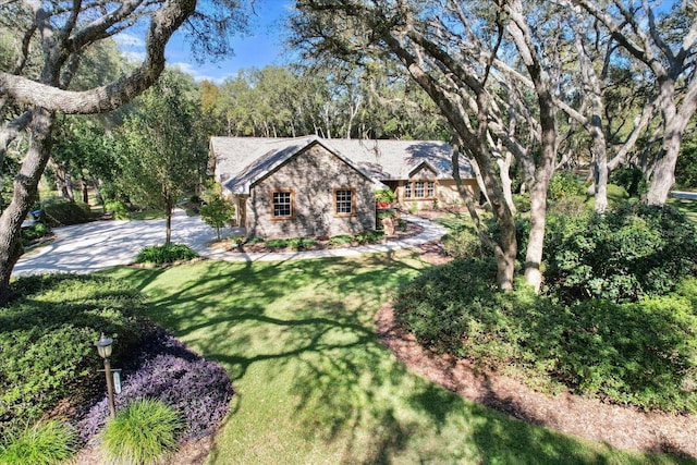 view of front of house featuring a front lawn