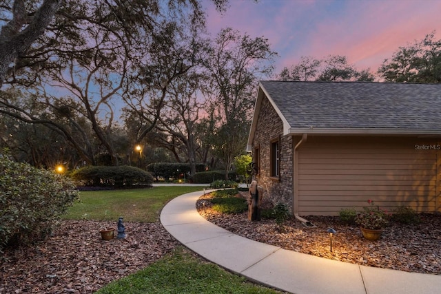 view of yard at dusk