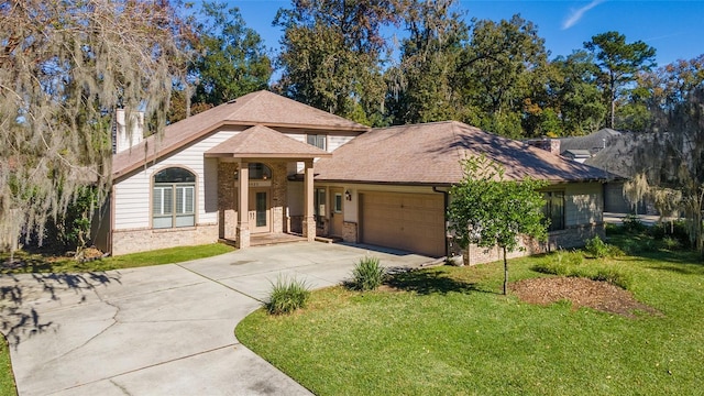 view of front of house featuring a front lawn and a garage