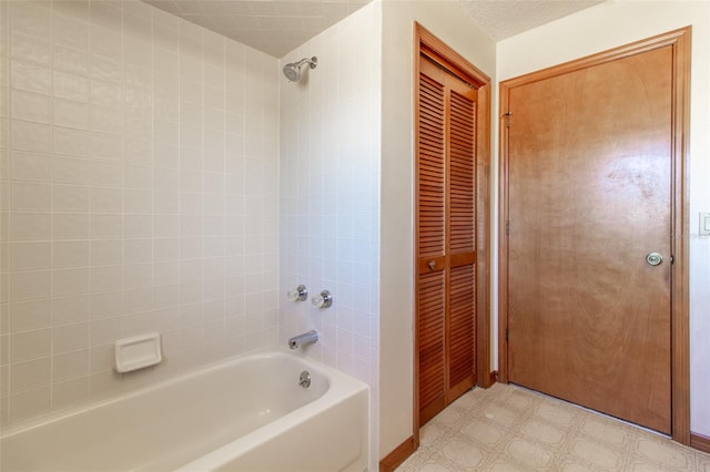 bathroom with tiled shower / bath