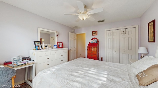 bedroom with ceiling fan, a textured ceiling, and a closet