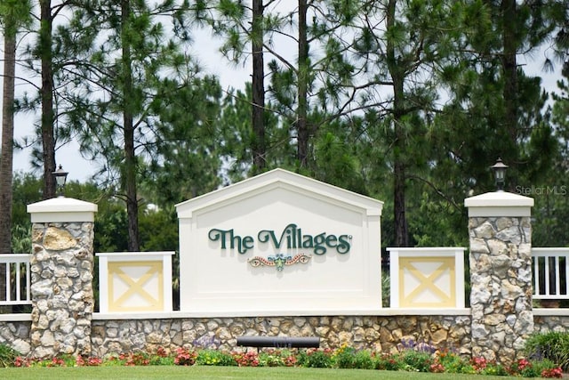 view of community / neighborhood sign