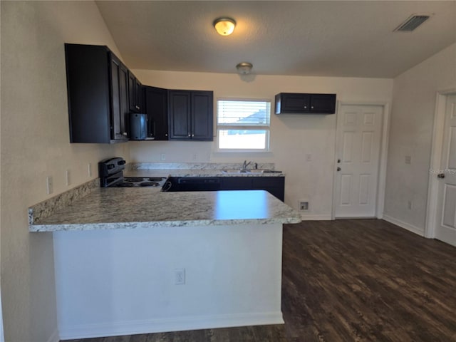 kitchen with sink, dark wood-type flooring, electric range, and kitchen peninsula