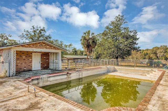 view of swimming pool