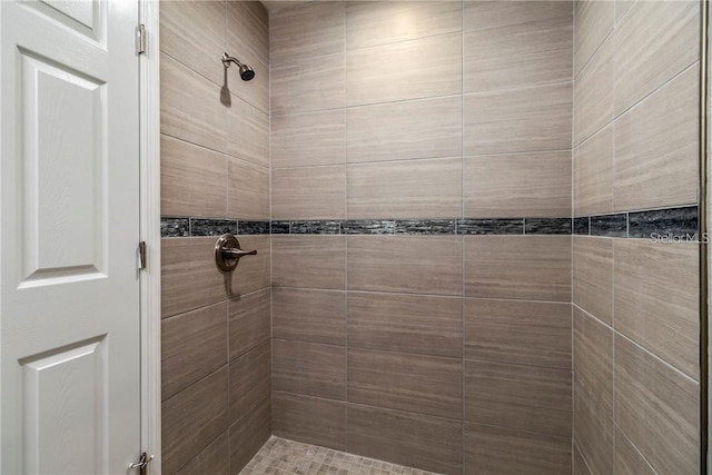 bathroom featuring tiled shower