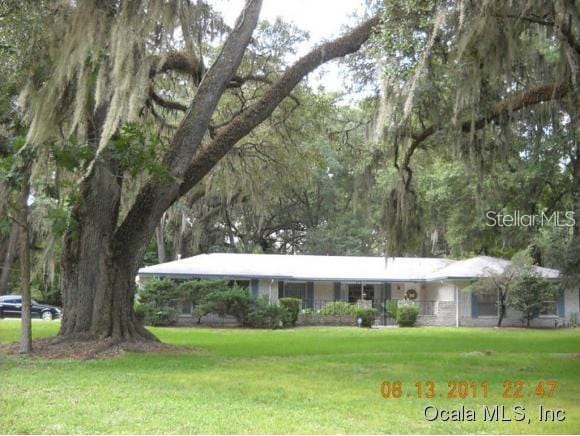 view of front of property featuring a front lawn