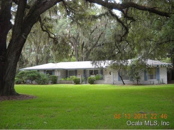 view of front facade featuring a front yard