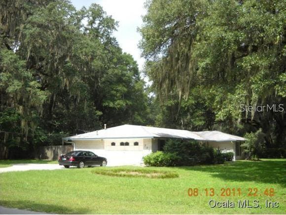 view of front of home featuring a front yard