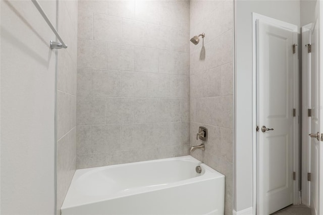 bathroom with tiled shower / bath