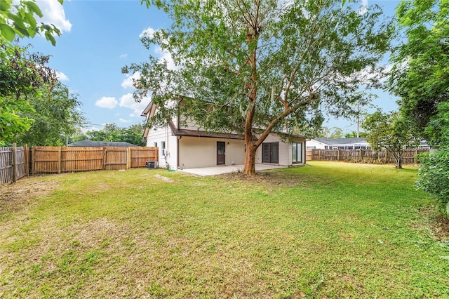 view of yard featuring a patio