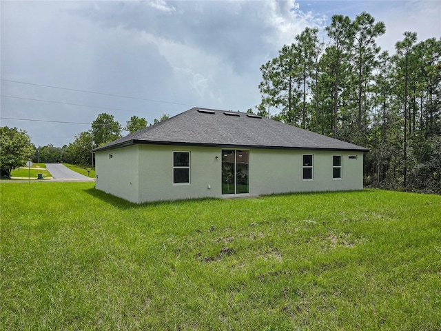 back of house featuring a lawn