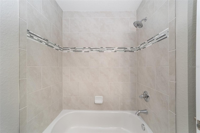 bathroom featuring tiled shower / bath combo