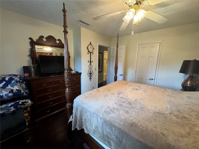 bedroom featuring ceiling fan and a textured ceiling