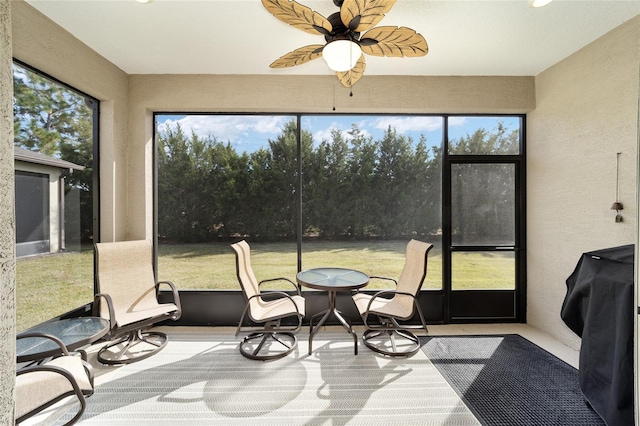 sunroom with ceiling fan