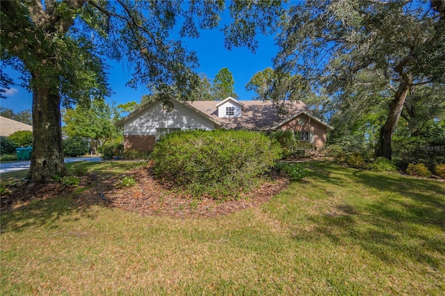 view of front of house featuring a front lawn