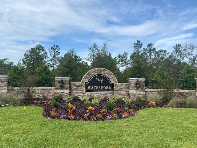 community sign featuring a yard