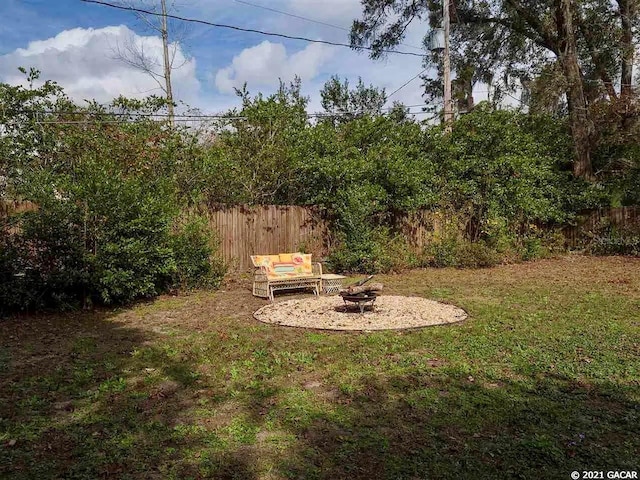 view of yard featuring a fire pit