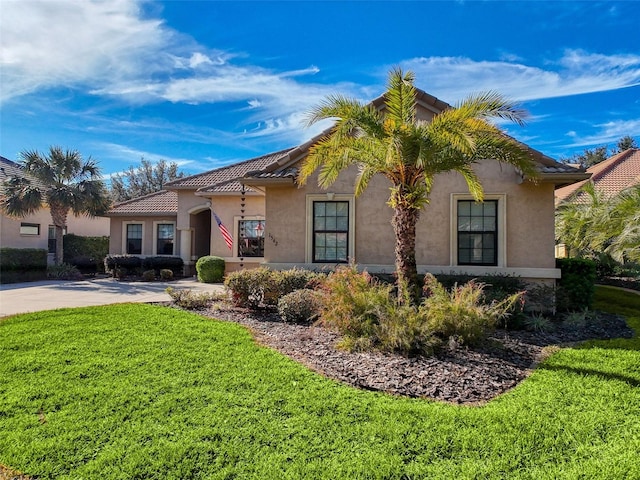 view of front of property with a front yard