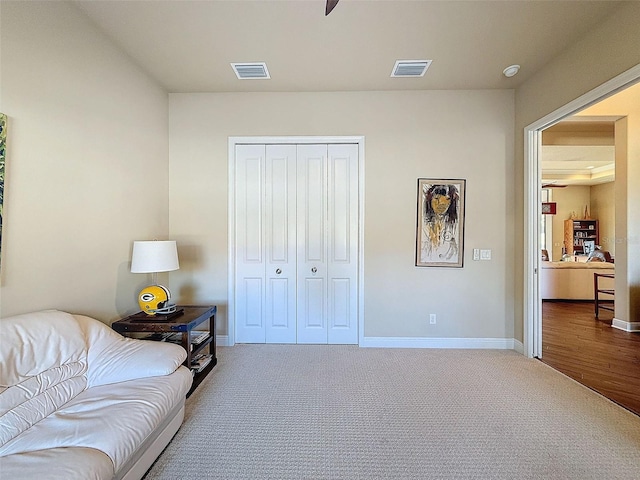 sitting room featuring carpet