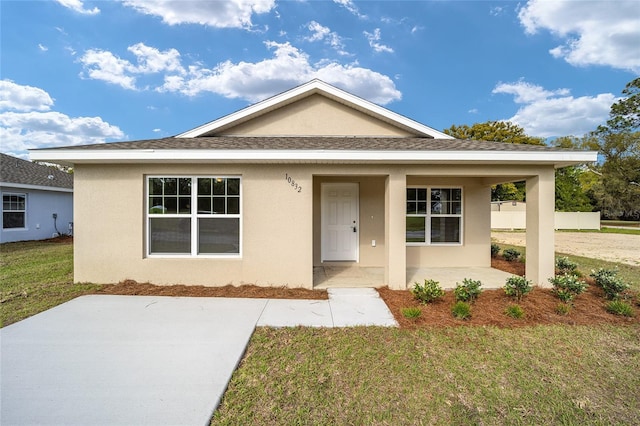 view of front facade featuring a front lawn