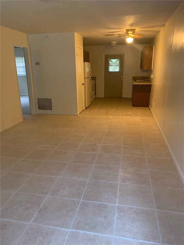 empty room featuring ceiling fan