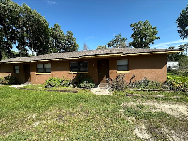 ranch-style home featuring a front lawn