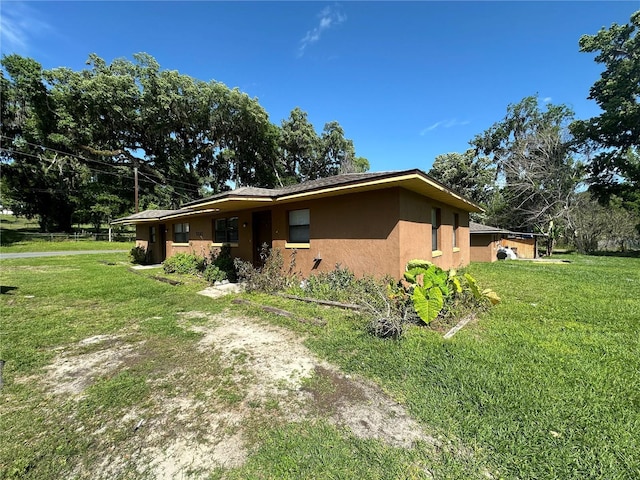 view of front of home featuring a front yard