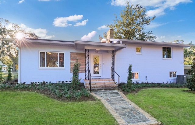 view of front facade featuring cooling unit and a front yard