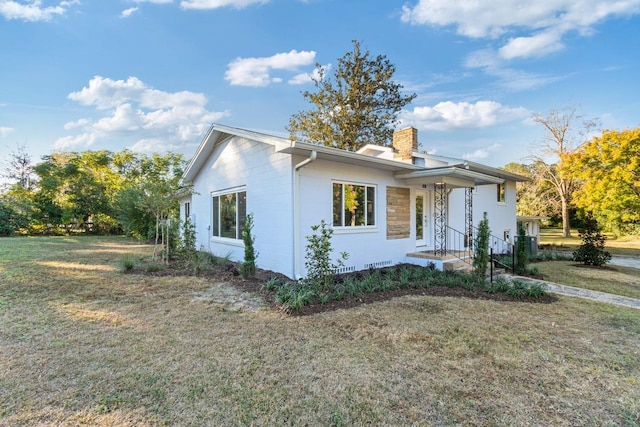 view of front of home featuring a front lawn