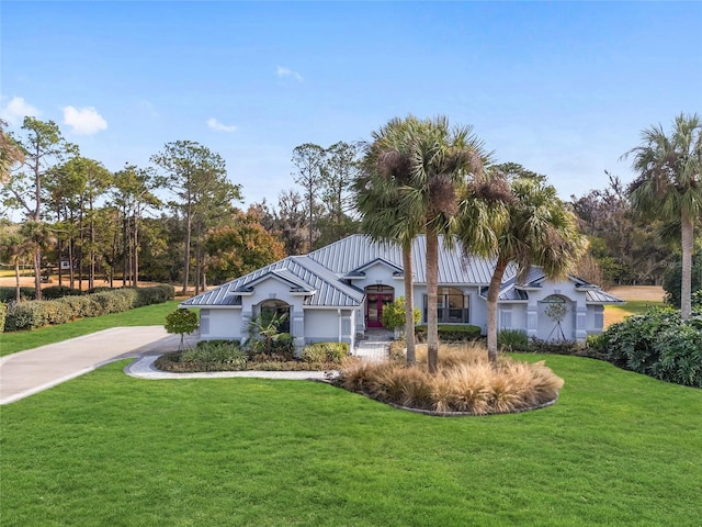 view of front of home featuring a front yard