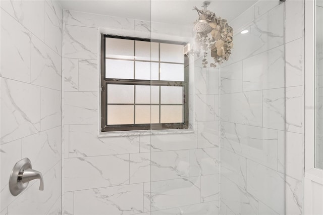 bathroom with plenty of natural light and tiled shower