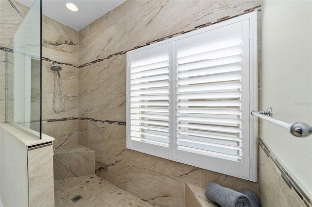 bathroom featuring a tile shower